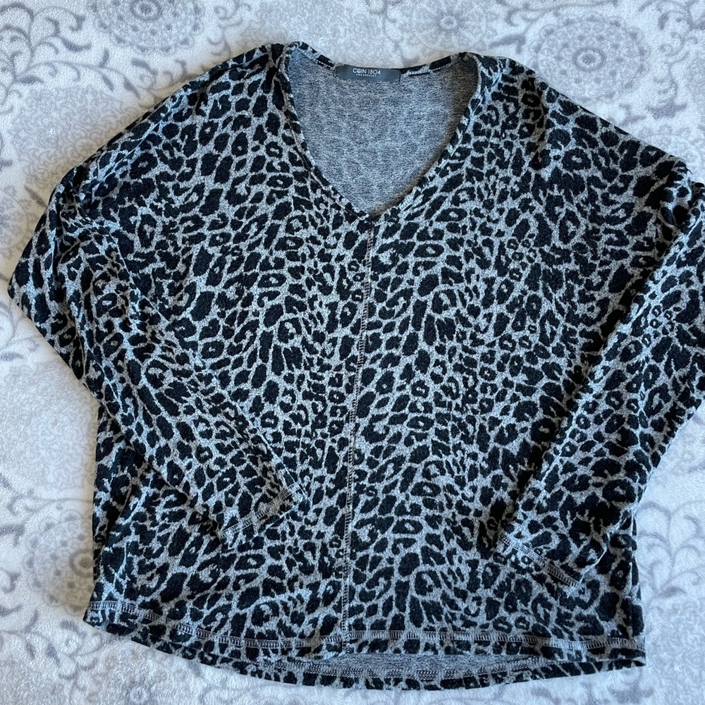 Leopard print vneck top‎ small